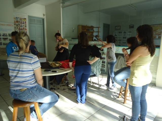 Cabeleireira realiza trabalho voluntário na Casa-Lar