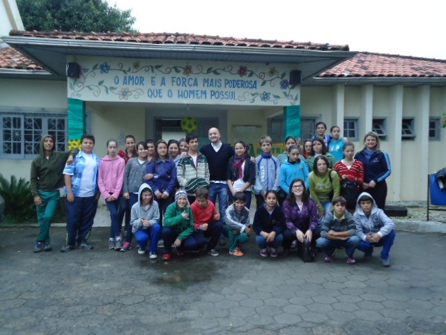 Alunos da E.E.B. Otília Berti visitam a Casa-Lar