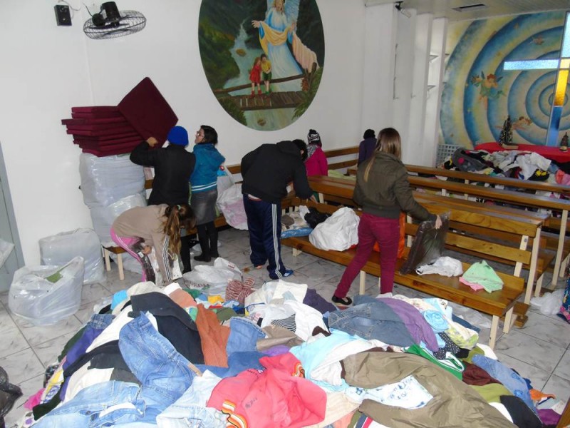 Comunidade carente recebe doação de roupas da Casa-Lar