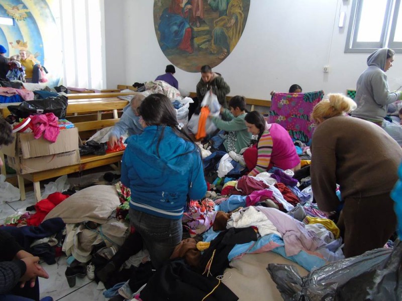 Comunidade carente recebe doação de roupas da Casa-Lar — foto 5