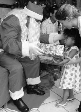 Crianças da Casa-Lar recebem presentes de Natal