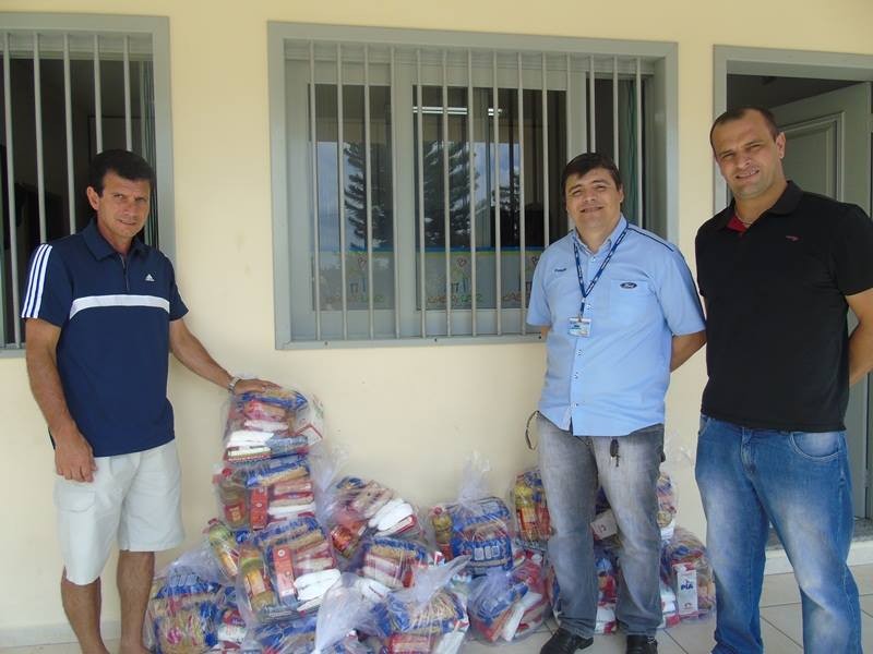 Casa-Lar recebe doações de cestas básicas