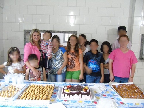 Coordenadora da Casa-Lar ganha festa surpresa — foto 7